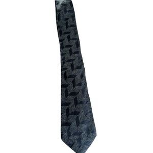ARMANI Collezioni gray/darker gray pattern tie, 61% viscose, 39% silk.
